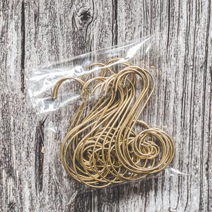 Yellow S-Shape Christmas Ornament Hooks – 20 Metal Hangers for Baubles, Holiday & Xmas Decorations