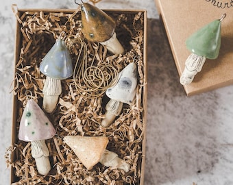Set de adornos de cerámica con forma de hongo: decoración navideña de bosque hecha a mano