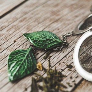 Loose leaf tea strainer - Tea infuser for loose tea - Herbal tea infuser with green leaves