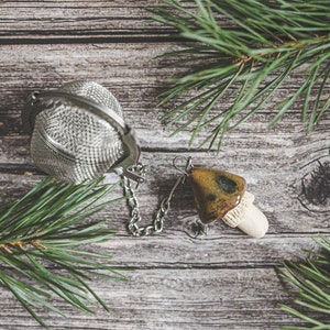 Loose leaf tea strainer with brown pottery mushroom - Tea infuser with ceramic mushroom charm - Christmas gift