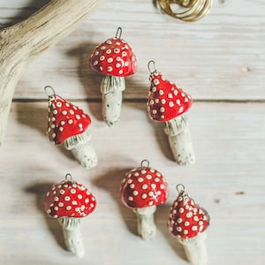 Ornamento a forma di fungo sgabellino per albero di Natale scandinavo - Decorazione in ceramica a forma di fungo rosso - Regalo di Natale a forma di fungo in ceramica