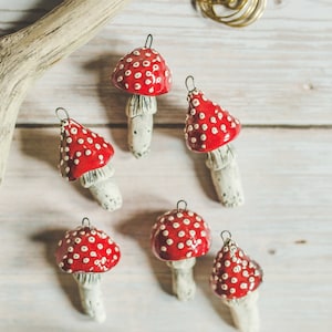 Lot de six décorations de champignons pour sapin de Noël - Décoration champignon rouge en céramique - Cadeau de Noël champignon poterie