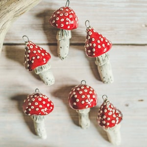 Grzyb leśny w kształcie grzyba: czerwona ceramiczna ozdoba, ręcznie robiona dekoracja świąteczna