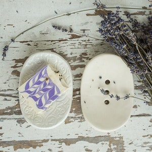 White soap dish with holes - Drainable ceramic soap holder - Draining soap dish - White ceramic key tray