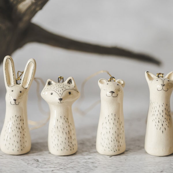 Ensemble de quatre décorations d'animaux sauvages pour sapin de Noël - Cadeau de décorations de Noël en céramique de renard, d'ours, de raton laveur et de lièvre