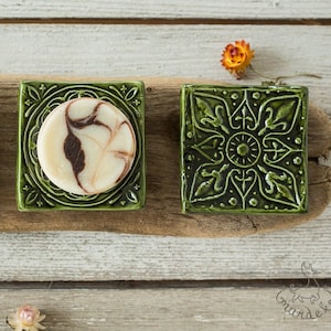 Green draining soap dish - Square ceramic soap holder with drain - Sponge holder with flower ornament