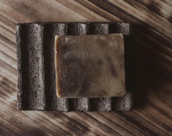 Handmade Black Clay Soap Dish with Drainage Grooves and Feet – Rustic Ceramic Sponge Holder
