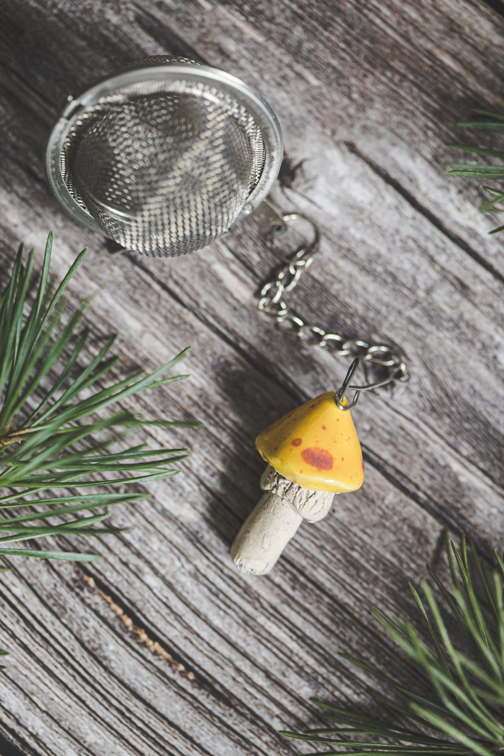 passoire à thé en feuilles mobiles avec champignon pois jaunes - infuseur céramique tisane plus raide au charme des champignons