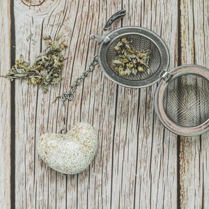Loose leaf tea strainer with white heart - Tea infuser with ceramic heart - Christmas gift