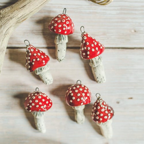 Tabouret vénéneux des bois pour sapin de Noël : ornement champignon en céramique rouge, décoration de Noël faite main