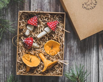 Hongos del bosque de cerámica hechos a mano: adornos de amanita y rebozuelos con ganchos, decoración para árbol de Navidad