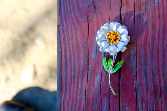 Vintage White Floral Brooch Pin Multi Layered Cur… - image 1