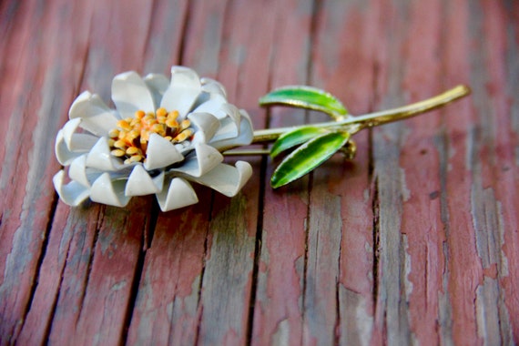 Vintage White Floral Brooch Pin Multi Layered Cur… - image 2