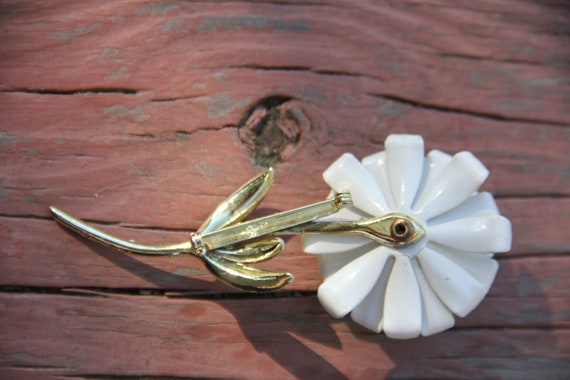 Vintage White Floral Brooch Pin Multi Layered Cur… - image 3