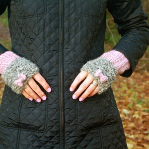 KNITTING PATTERN Bonnie Bow Wristwarmers Fingerless Gloves image 1
