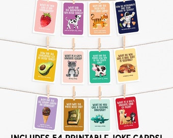 Puede incluir: Un conjunto de tarjetas de chistes imprimibles, cada una con una ilustración colorida y un juego de palabras. Las tarjetas están sujetas con pinzas de madera en una cuerda. El texto "INCLUDES 54 PRINTABLE JOKE CARDS!" está en la parte inferior.