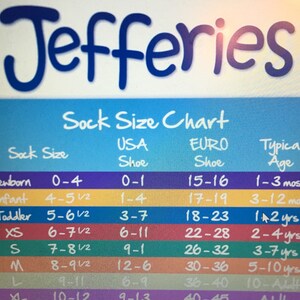 K&ouml;nnte beinhalten: Eine Tabelle mit Socken Gr&ouml;&szlig;en f&uuml;r Babys, Kleinkinder und Kinder. Die Tabelle listet Socken Gr&ouml;&szlig;en in US-Schuhgr&ouml;&szlig;en, europ&auml;ischen Schuhgr&ouml;&szlig;en und typischen Altersgruppen auf. Die Tabelle ist auf einem blauen Hintergrund mit bunten Zeilen f&uuml;r jede Gr&ouml;&szlig;e gedruckt.