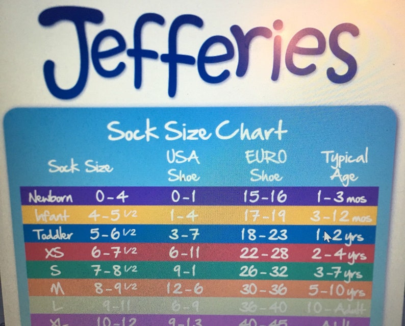 K&ouml;nnte beinhalten: Eine Tabelle mit Socken Gr&ouml;&szlig;en f&uuml;r Babys, Kleinkinder und Kinder. Die Tabelle listet Socken Gr&ouml;&szlig;en in US-Schuhgr&ouml;&szlig;en, europ&auml;ischen Schuhgr&ouml;&szlig;en und typischen Altersgruppen auf. Die Tabelle ist auf einem blauen Hintergrund mit bunten Zeilen f&uuml;r jede Gr&ouml;&szlig;e gedruckt.