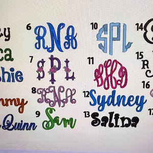 Op de afbeelding: Verzameling geborduurde monogrammen en namen in verschillende lettertypen en kleuren. Namen zijn onder meer Honey, Becca, Ruthie, Sammy, Ava Quinn, Sydney en Salina. Monogrammen omvatten RNF, SPL en SKC.
