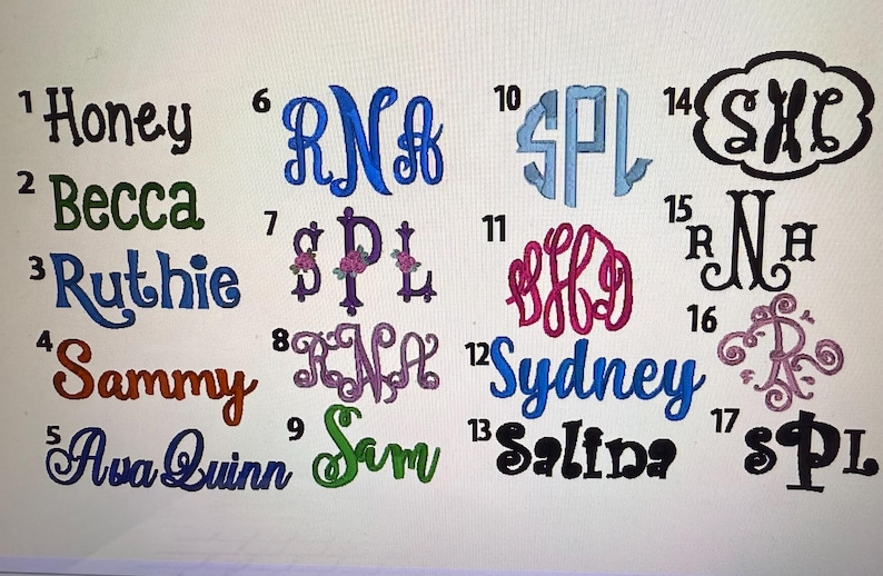 Op de afbeelding: Verzameling geborduurde monogrammen en namen in verschillende lettertypen en kleuren. Namen zijn onder meer Honey, Becca, Ruthie, Sammy, Ava Quinn, Sydney en Salina. Monogrammen omvatten RNF, SPL en SKC.