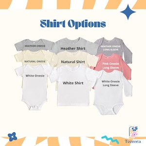 Puede incluir: Una variedad de camisetas y bodies para beb&eacute;s en diferentes colores y estilos. La imagen muestra opciones como jaspeado, natural y blanco, con variaciones de manga corta y larga. El texto en la imagen dice "Shirt Options".