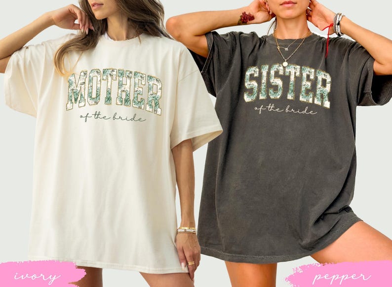 Puede incluir: Dos camisetas de cuello redondo de corte oversize. La camiseta color marfil lleva el texto MOTHER of the bride con un estampado floral verde. La camiseta gris pimienta lleva el texto SISTER of the bride con un estampado floral verde.