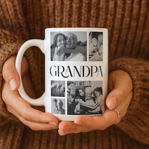 Peut inclure: Un mug en céramique blanche orné d'un collage de cinq photographies en noir et blanc représentant une personne avec des enfants et des petits-enfants. Le mot GRANDPA est imprimé en grandes lettres majuscules noires au centre du design.