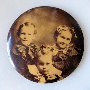 Old Metal Round Photograph! Family of 3 SwEEt Children! Antique 1900 Sepia Photography! Chicago Pin Lock Co. 6&quot; Diameter! Wall Hanging!