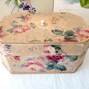 Vacker gammal delad papperskorg! Vintage ShaBBY Chic blommig tapet ~ Träknoppar/Stapelbara och avtagbara brickor/Förvaring/Smycken/Sömnad/SKATTER!