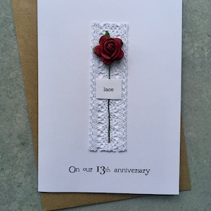Carte souvenir du 13e anniversaire DENTELLE. Dentelle avec une seule rose rouge. Épouse Mari Treizième anniversaire de mariage Taille A6 : 15 x 10,5 cm