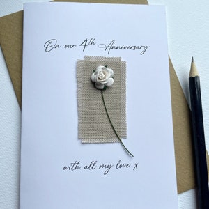 Aandenken 4e verjaardag LINNEN Kaart Vier jaar Katoen met een enkele roos Vrouw Echtgenoot Partner Zoon Dochter Cadeau Formaat A6: 15 x 10,5 cm