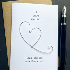 Tarjeta de recuerdo del 11.° aniversario de bodas de acero. ¡La indicada para mí! Corazón de alambre. Regalo tradicional de 11 años. Esposo, esposa, pareja, alma gemela. Tamaño A6: 15