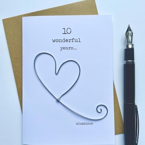 Carte souvenir 10e anniversaire de mariage, 10 ans, coeur en fil d'ALUMINIUM, cadeau de 10 à 11 ans en acier, étain merveilleux. Mari et femme Taille A6 : 15 x 10,5 cm