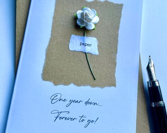 Carte PAPIER souvenir du 1er anniversaire. Papier pour colis marron avec une seule rose en papier blanc. Cadeau de premier anniversaire de mariage pour homme et femme