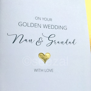 GOLDENE Hochzeit Karte. Kann personalisiert werden - Mum Dad Nan Grandad Nanny Nana Pops Nonna Nonno Gold 50 Jahre Mom Mam Größe: 15x10,5 cm