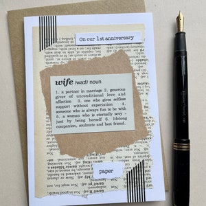 1° anniversario di matrimonio biglietto d'auguri marito moglie. Carta. Definizione in stile dizionario Libro vintage Carta riciclata. Anima gemella Dimensioni: 15x10,5 cm