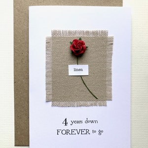 Tarjeta de aniversario de 4.º aniversario de LINO Tejido natural auténtico Una rosa roja y blanca Cuatro años Esposa Marido Recuerdo minimalista Tamaño A6: 15 x 10,5 cm