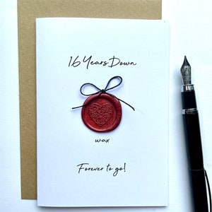 16 anni trascorsi, per sempre da percorrere! Sixteen 16 Sigillo di CERA VERA 16° Anniversario di matrimonio Biglietto regalo tradizionale Marito Moglie Partner Dimensioni A6:15x10,5 cm