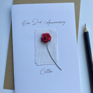 Biglietto ricordo in cotone per il secondo anniversario. Tessuto di cotone con una rosa rossa. Regalo per il secondo anniversario di matrimonio tra moglie e marito. Formato A6: 15x10,5 cm.