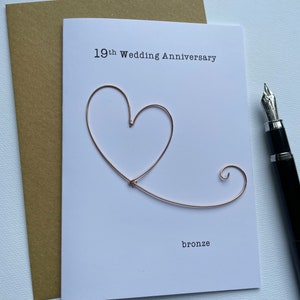 Biglietto ricordo per il 19° anniversario di matrimonio, cuore in filo di bronzo, regalo tradizionale per 19 anni. Formato A6: 15x10,5 cm.