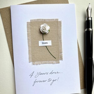 Aandenkenkaart 4e verjaardag LINNEN Nog 4 jaar, nog altijd! Rood witte roos jubileum vrouw echtgenoot vierde formaat A6:15 x 10,5 cm