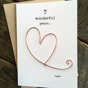Tarjeta de regalo de recuerdo del 7.º aniversario. Corazón de alambre de cobre minimalista. 7 maravillosos años de picazón. Boda tradicional. Esposo y esposa. Tamaño A6: 15 x 10,5 cm.