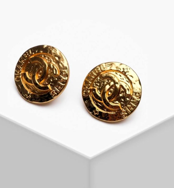 Classic CHANEL earrings | gold CC Chanel pierced e