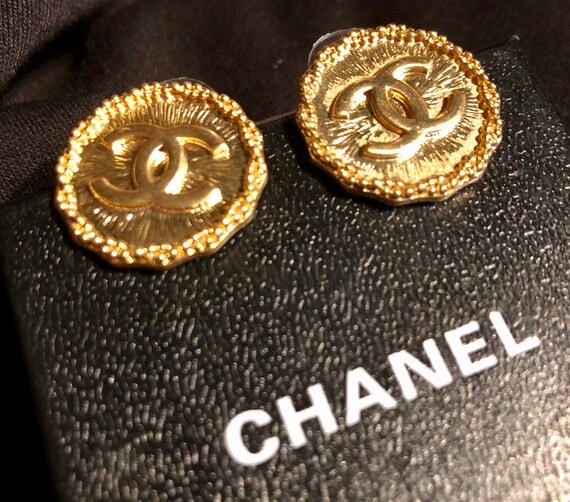 Classic CHANEL earrings | gold CC Chanel pierced e