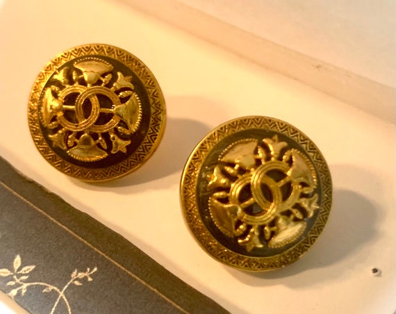 Classic CHANEL earrings | gold CC Chanel pierced e