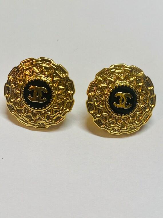 Classic CHANEL earrings | gold CC Chanel pierced e