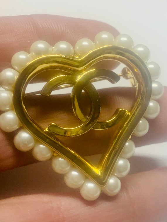 Vintage CHANEL brooch | gold heart and pearl CC Ch