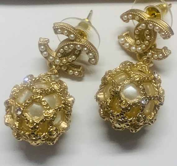 CHANEL earrings | pearl and rhinestones CC Chanel