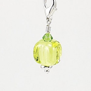 ¡Liquidación! Colgante artesanal con clip en forma de cubo amarillo estilo cítrico - trabajo de cristal SRA + cuentas de cristal de calidad - dije para bolso, llavero, maletín, cartera