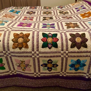 Exquisite King Masterfully handmade machine stitched floral applique Quilt. 102x112 signed and dated. ooak free ship